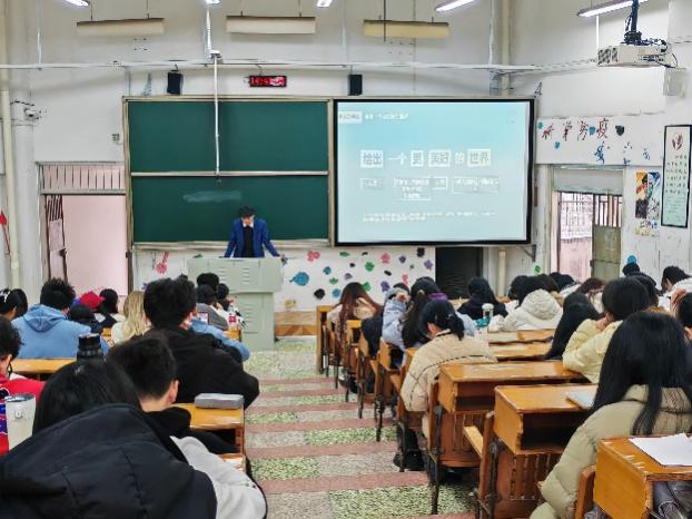 一群人在台上演讲描述已自动生成